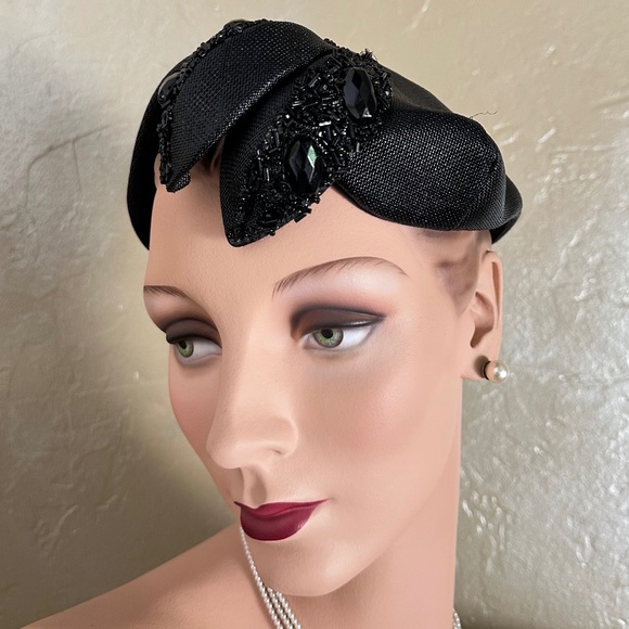 ELEGANT 1950s\' BLACK STRAW COCKTAIL HAT WITH BEADED STRAW \